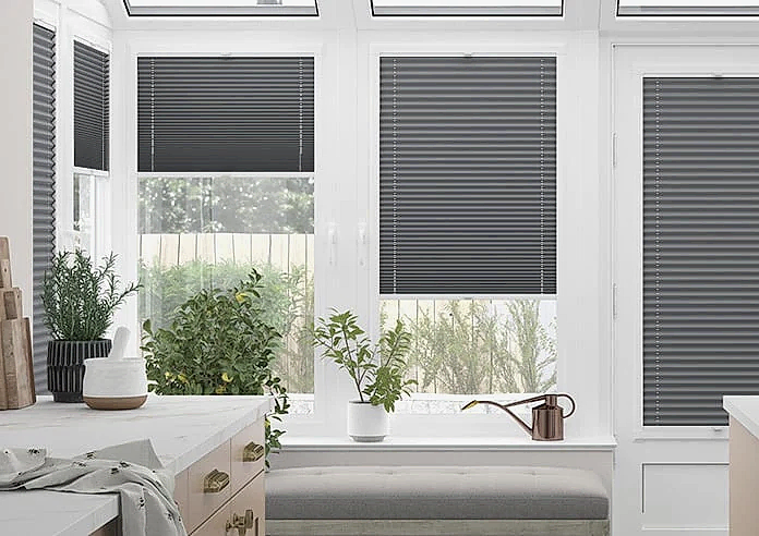 Salon İçin Modern Plise Perde – Şık ve Işığı Ayarlayan Tasarım