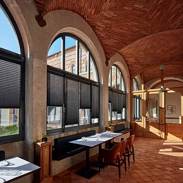 İşletmelere Özel Plise Perdeler – Estetik ve Fonksiyonel Çözümler