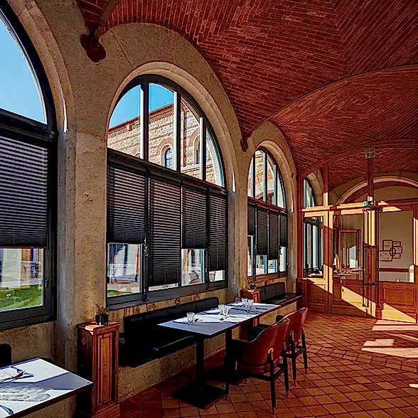 İşletmelere Özel Plise Perdeler – Estetik ve Fonksiyonel Çözümler